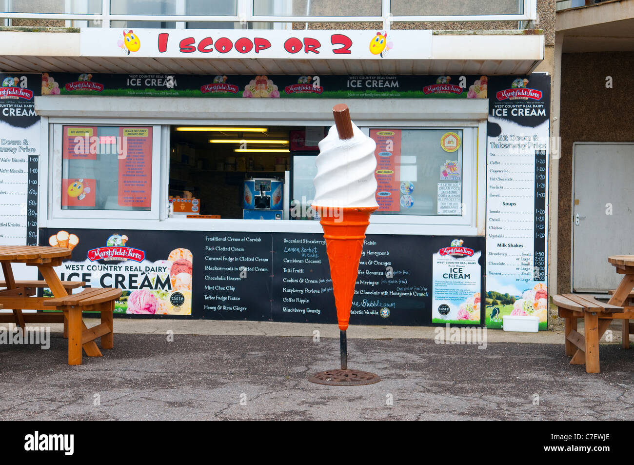 Giant cono gelato sul lungomare a Seaton Devon England Foto Stock