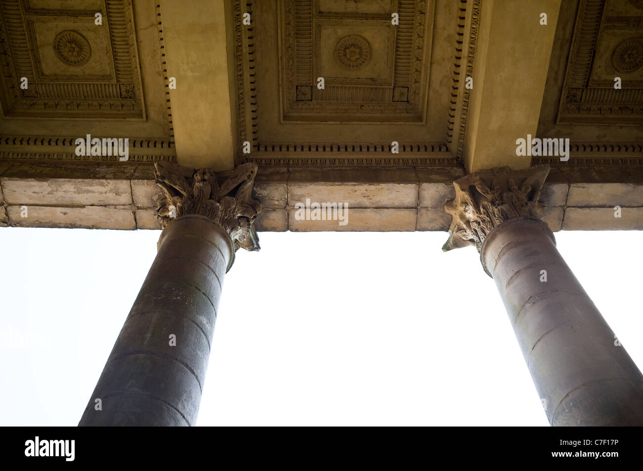 Portico classica, pilastri e decorativo soffitto - a Compton Verney - casa ristrutturata dal Settecento l'architetto Robert Adam. Regno Unito. Foto Stock