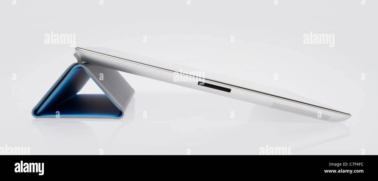 Apple Ipad2 con blu Smart cover in piedi su sfondo grigio chiaro. Foto Stock
