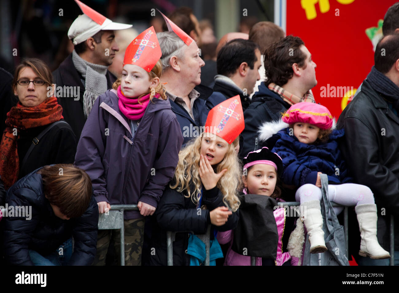 I bambini in attesa di Saint Nicolas a Sinterklaas parade, Piazza Dam, Amsterdam, 14 novembre 2010. Foto Stock