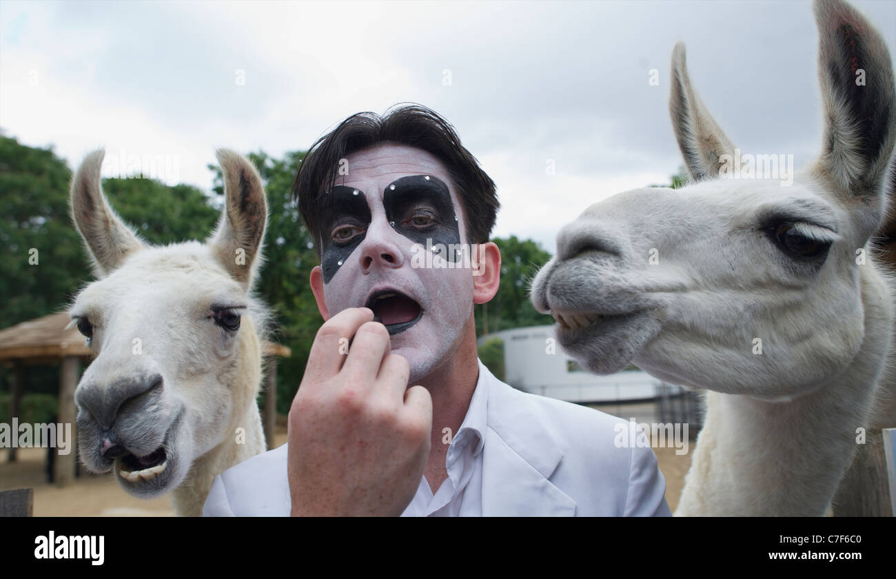 Des O'Connor, stella del London Zoo a tarda sera cabaret apertura atto, mette i tocchi di rifinitura per la sua fase di make up sotto il Foto Stock