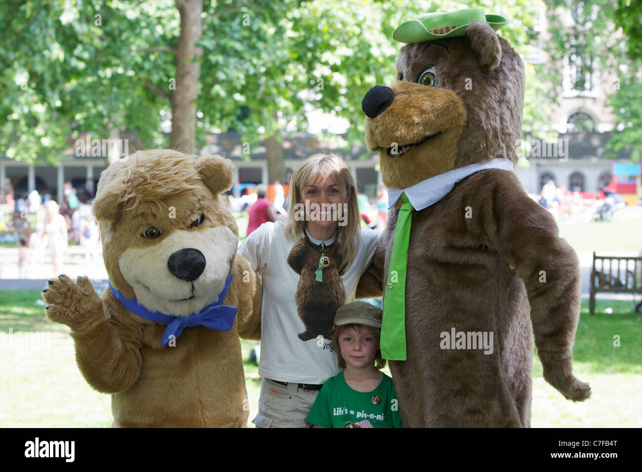Orso Yogi, Boo Boo e la vita selvatica presenter Michaela Strachan avente un picnic con i bambini nazionale per lanciare pic-A-Nic Settimana Foto Stock
