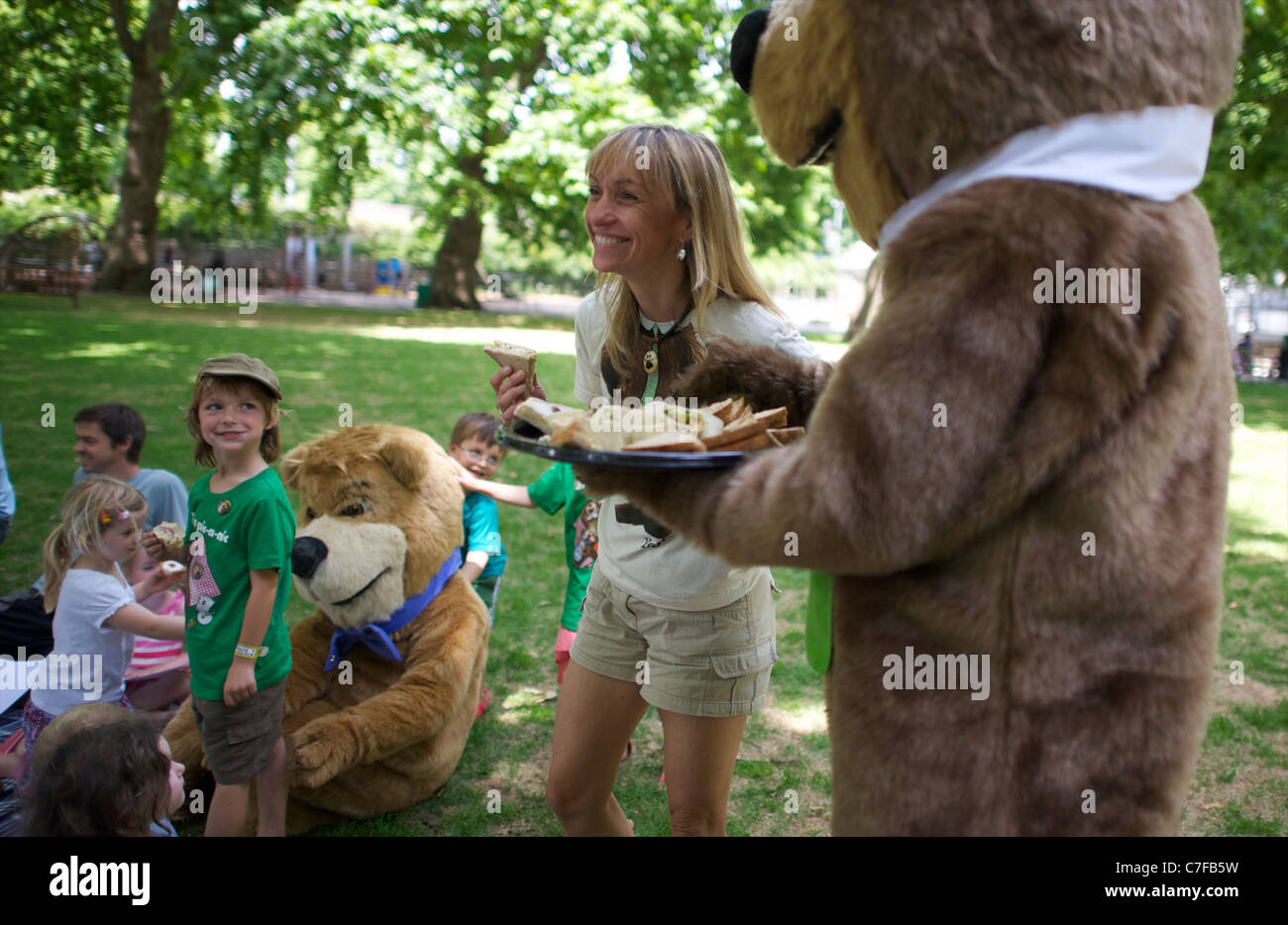 Orso Yogi, Boo Boo e la vita selvatica presenter Michaela Strachan avente un picnic con i bambini nazionale per lanciare pic-A-Nic Settimana Foto Stock