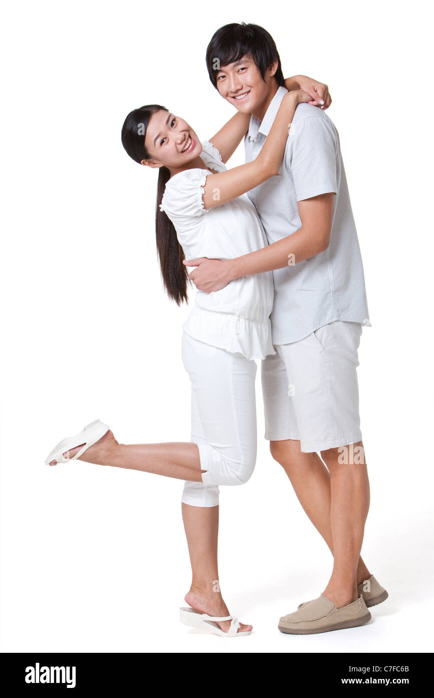 Ritratto di una giovane coppia abbracciando Foto Stock