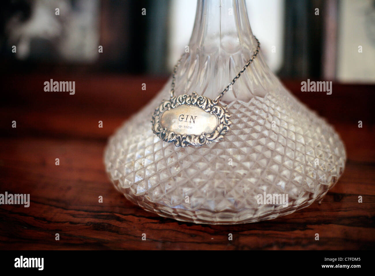 Decanter in cristallo con argento Gin etichetta. Foto Stock