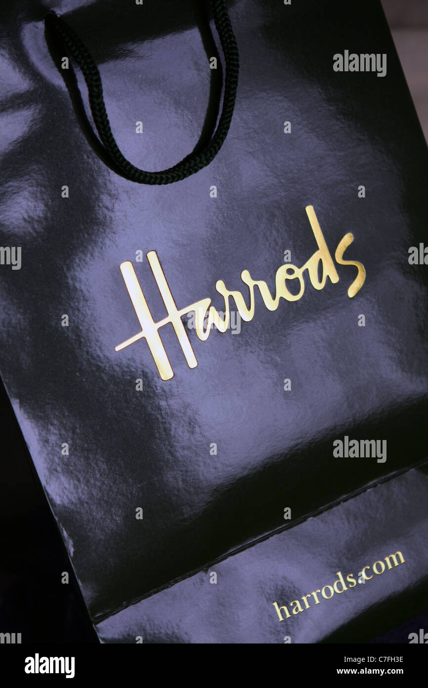 Harrods shopping bag immagini e fotografie stock ad alta risoluzione - Alamy