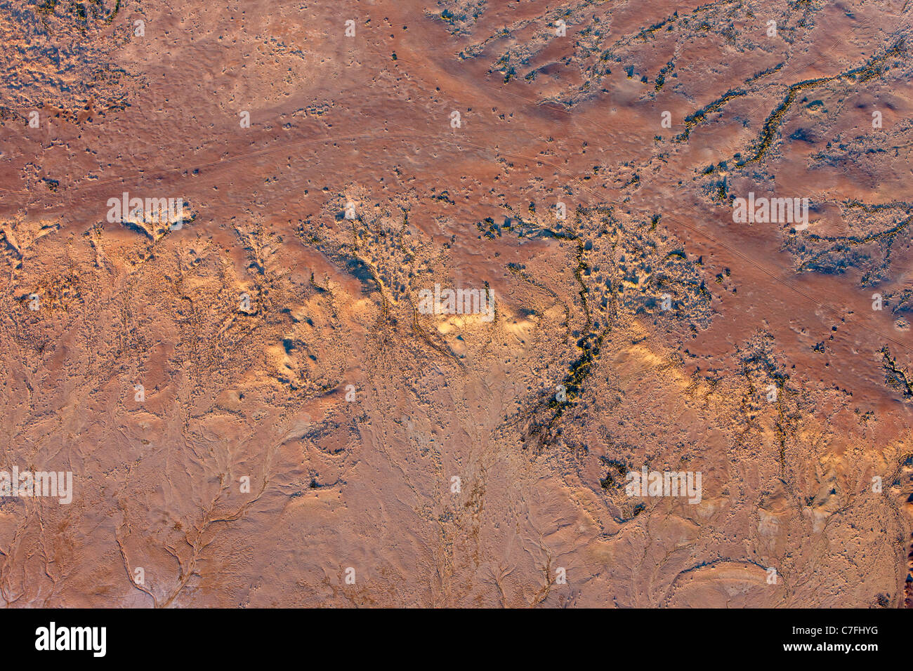 La bassa altitudine foto aerea di arido paesaggio che circonda il lago Eyre, Australia. Foto Stock