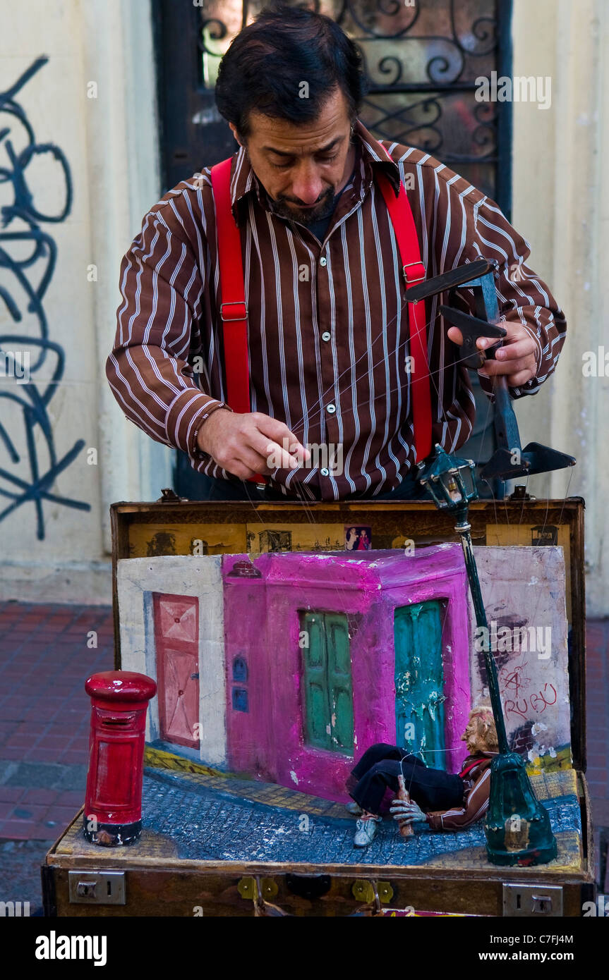 Burattinaio in una strada spettacolo di marionette in Buenos Aires Argentina Foto Stock