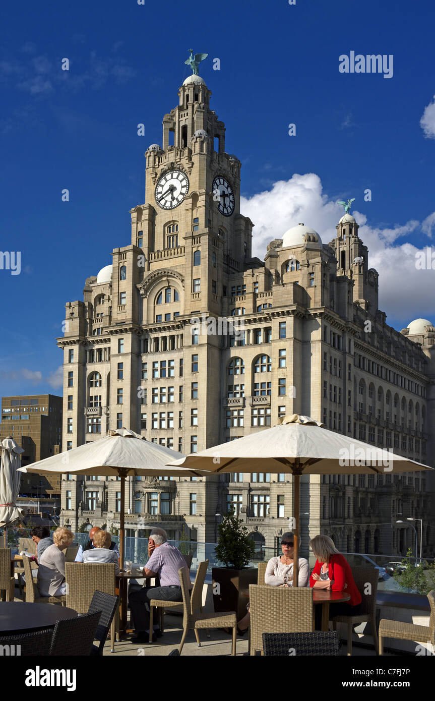Il Liver Building con il Fegato uccelli statue, Waterfront, Liverpool, Liverpool, in Inghilterra, Regno Unito, Gran Bretagna Foto Stock