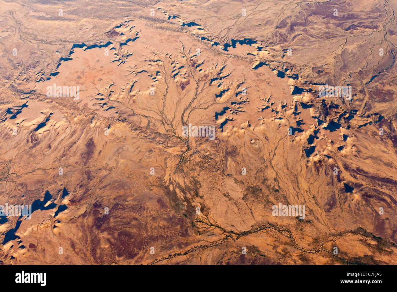 La bassa altitudine foto aerea di arido paesaggio che circonda il lago Eyre, Australia. Foto Stock