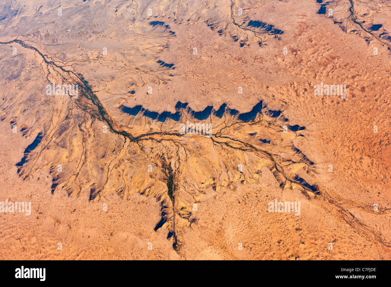 La bassa altitudine foto aerea di arido paesaggio che circonda il lago Eyre, Australia. Foto Stock