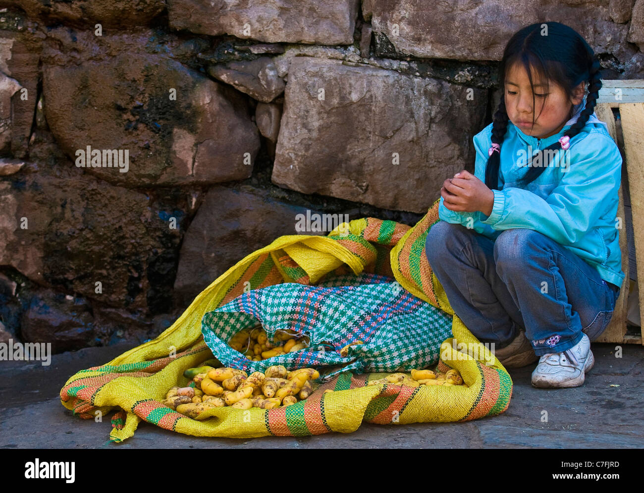 Ragazza peruviana in un mercato locale Foto Stock