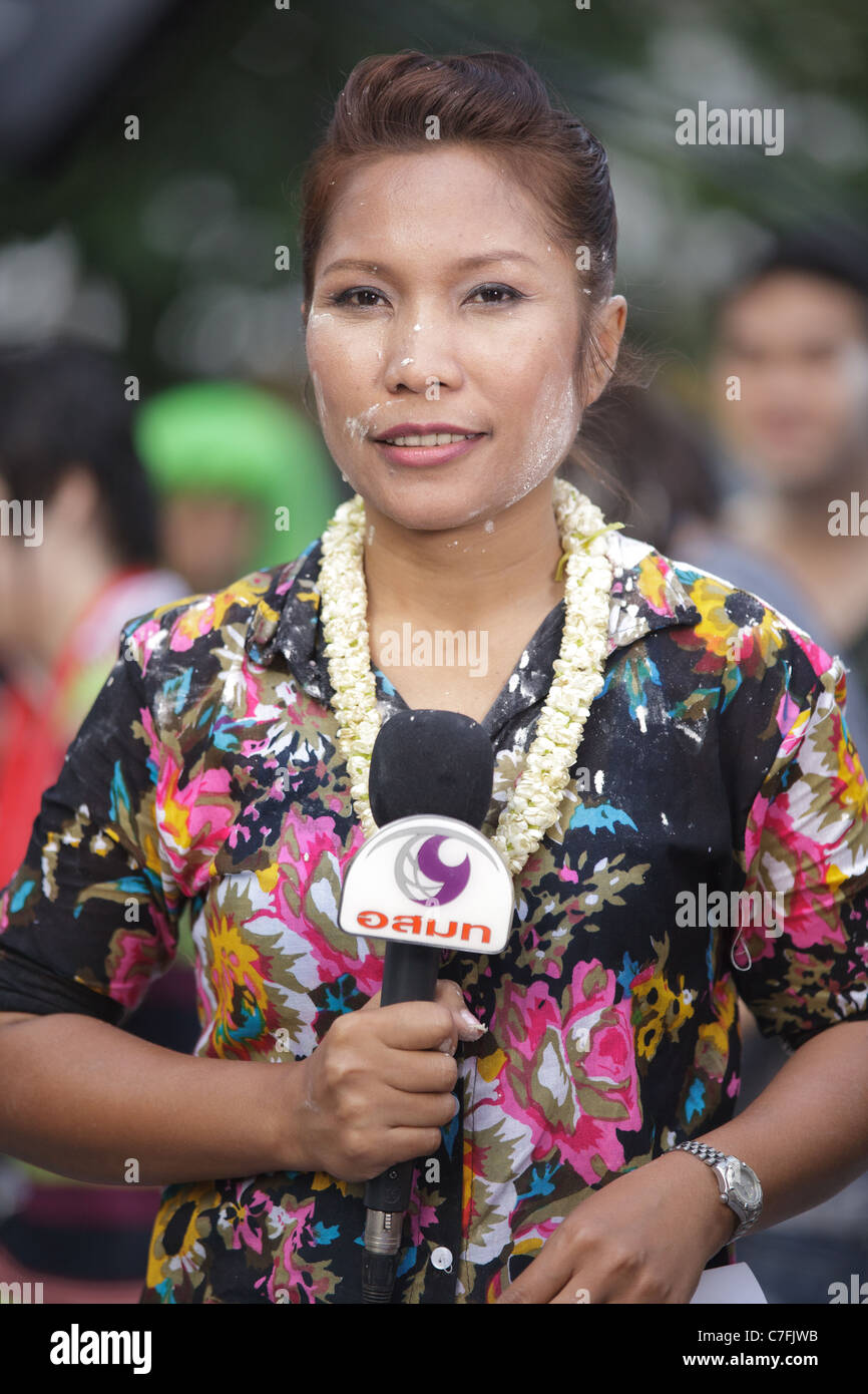 Thai giornalista TV celebrando song kran Capodanno buddhista in Silom Road, Bangkok, Thailandia Foto Stock
