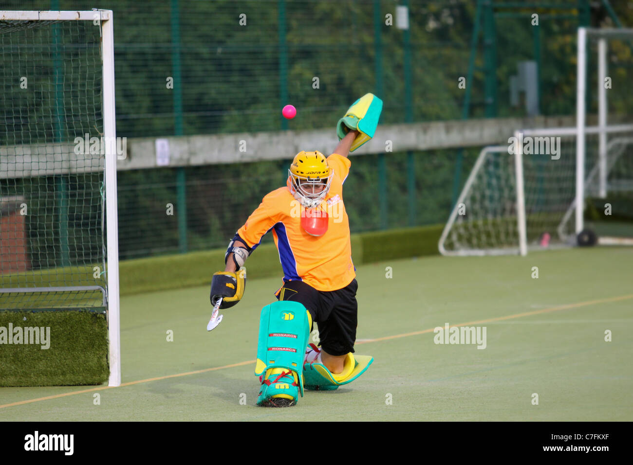 Un portiere effettuare un salvataggio durante una partita di hockey Foto Stock