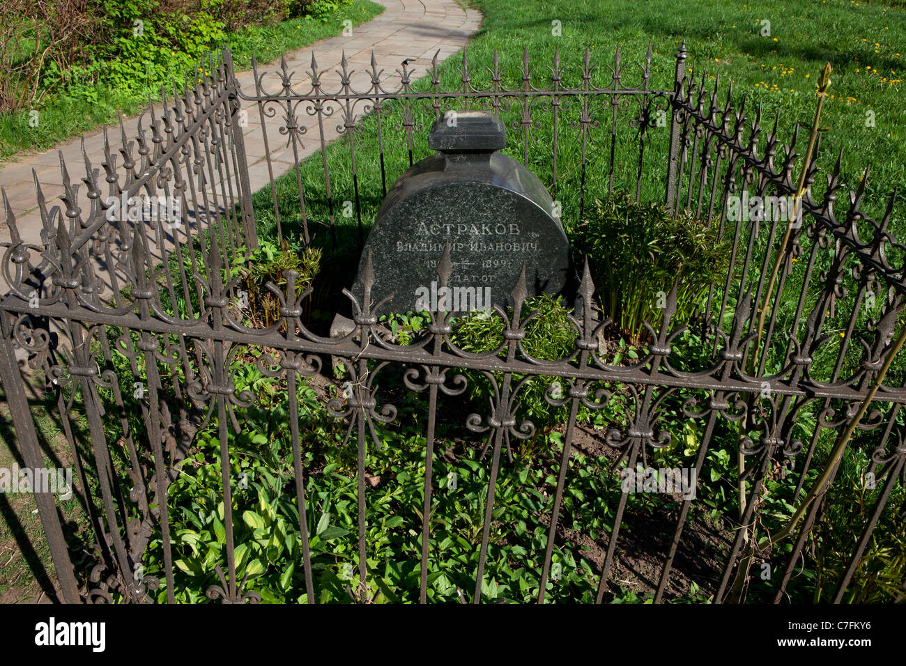 La tomba del pedagogo russo Vladimir Ivanovich Astrakov (1809-1899) per motivi di il Convento Novodevichy a Mosca, Russia Foto Stock