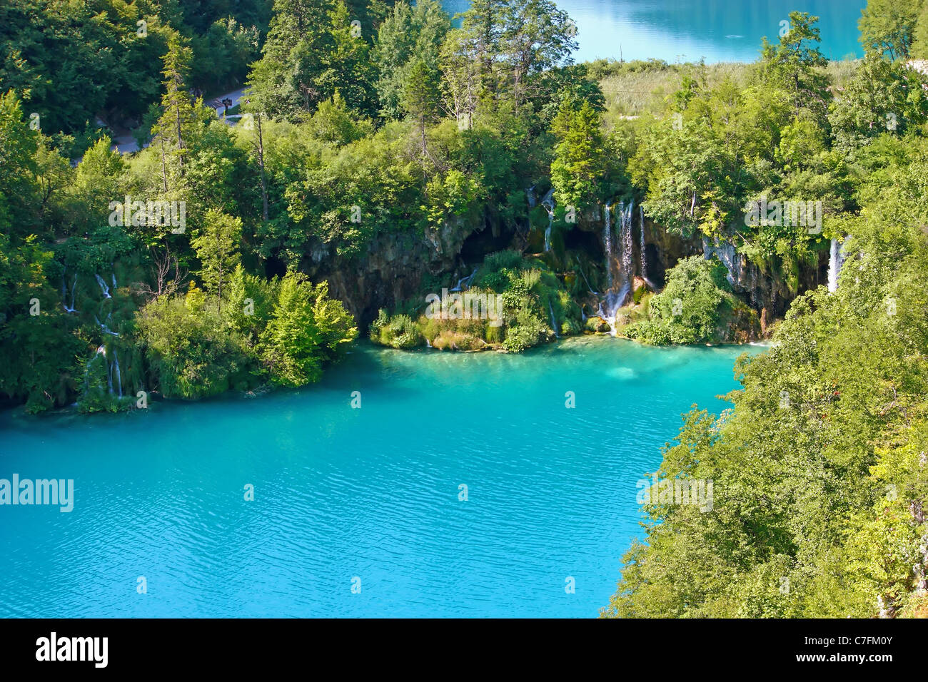 Paesaggio estivo con belle cascate nel parco nazionale dei Laghi di Plitvice in Croazia Foto Stock