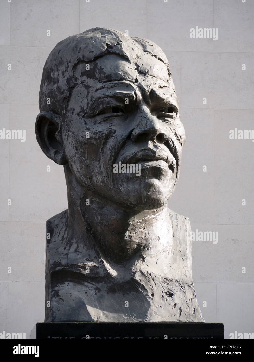 Busto di Nelson Mandela al di fuori della Royal Festival Hall di Londra Foto Stock