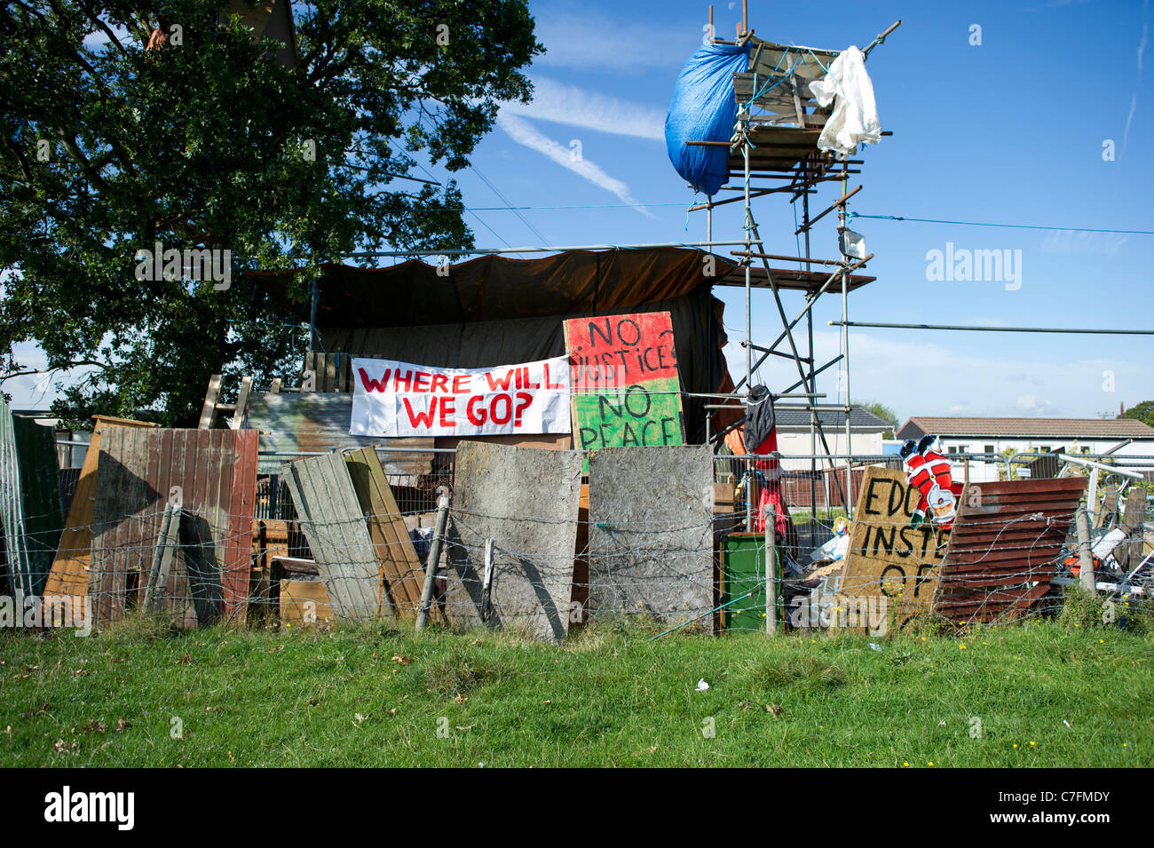 Dale Farm lo sfratto. I viaggiatori e i loro sostenitori hanno costruito le torri di vedetta sul perimetro di guardare per ufficiali giudiziari provenienti. Foto Stock