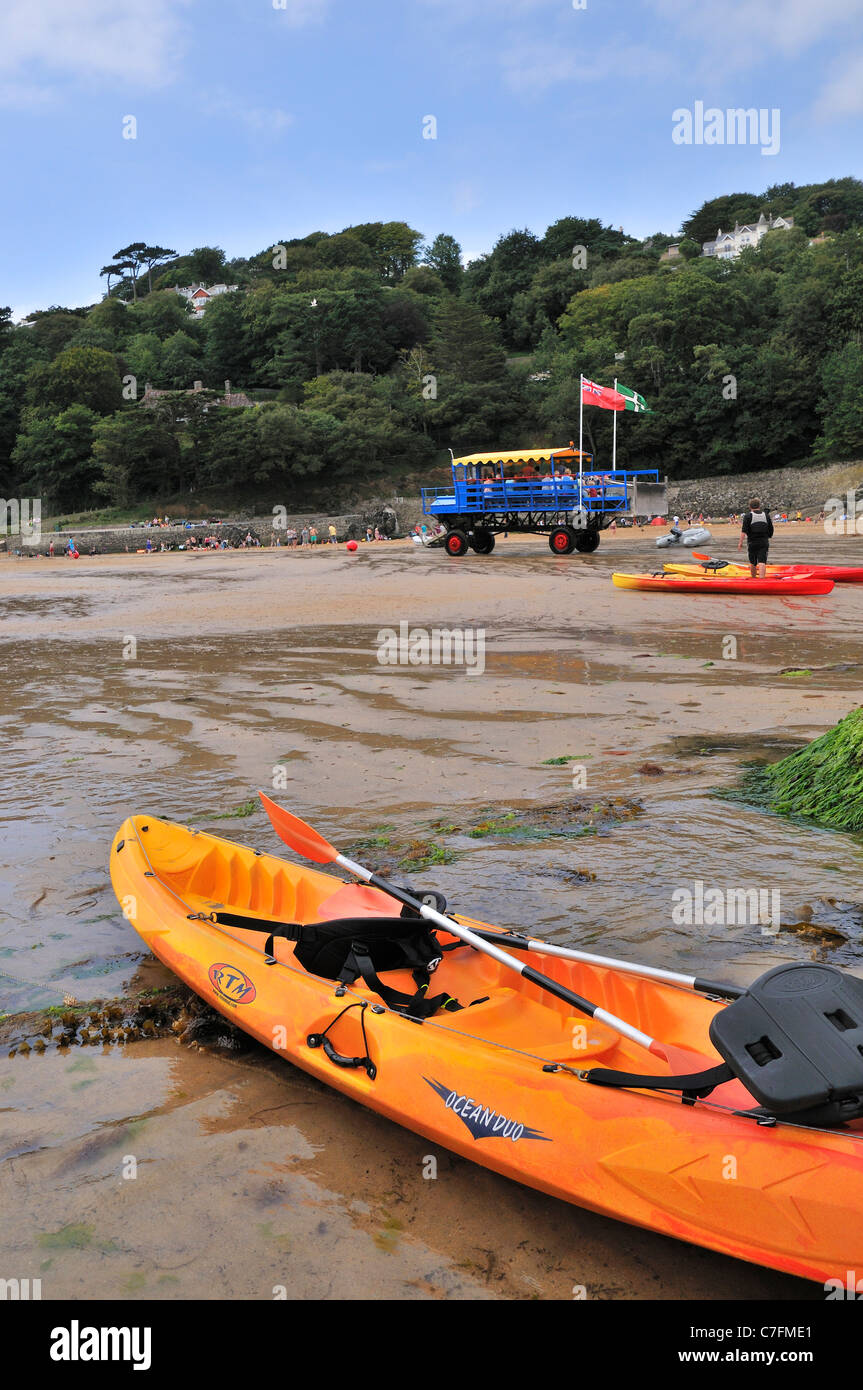 South Sands traghetto trattore marittimo sulla spiaggia che trasferisce i passeggeri dal traghetto a South Sands Salcombe, Devon, Inghilterra, Regno Unito Foto Stock