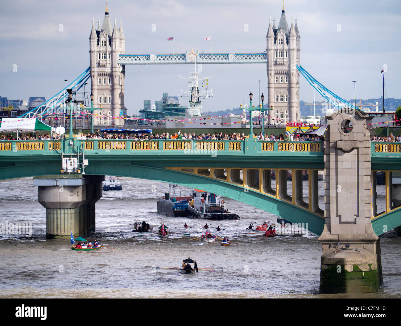 La flottiglia di piccole imbarcazioni passa sotto a Southwark Bridge 3, Londra, durante il Thames Festival 2011 Foto Stock
