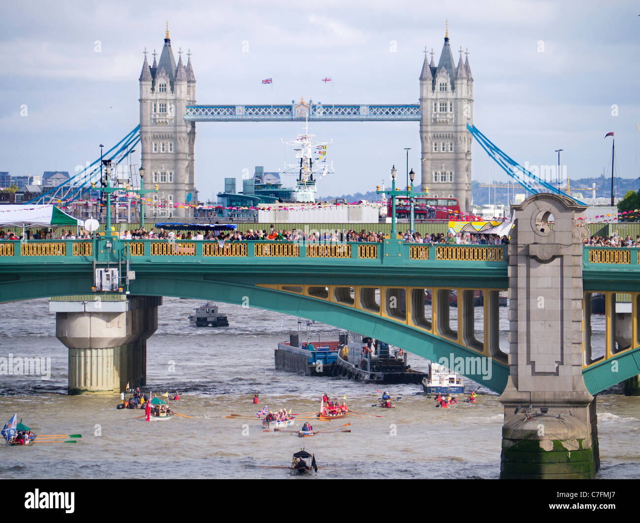 La flottiglia di piccole imbarcazioni passa sotto a Southwark Bridge 2, Londra, durante il Thames Festival 2011 Foto Stock