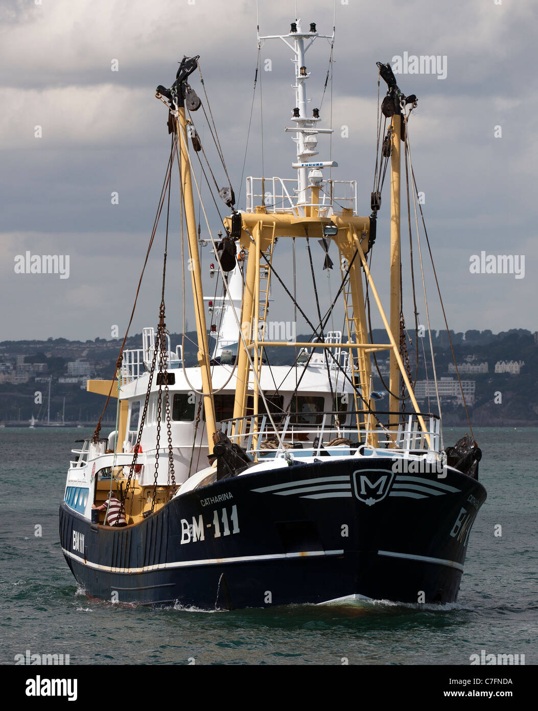 La pesca a strascico 'Catharina' BM111 lasciando Brixham Harbour, Devon, Inghilterra, Regno Unito Foto Stock