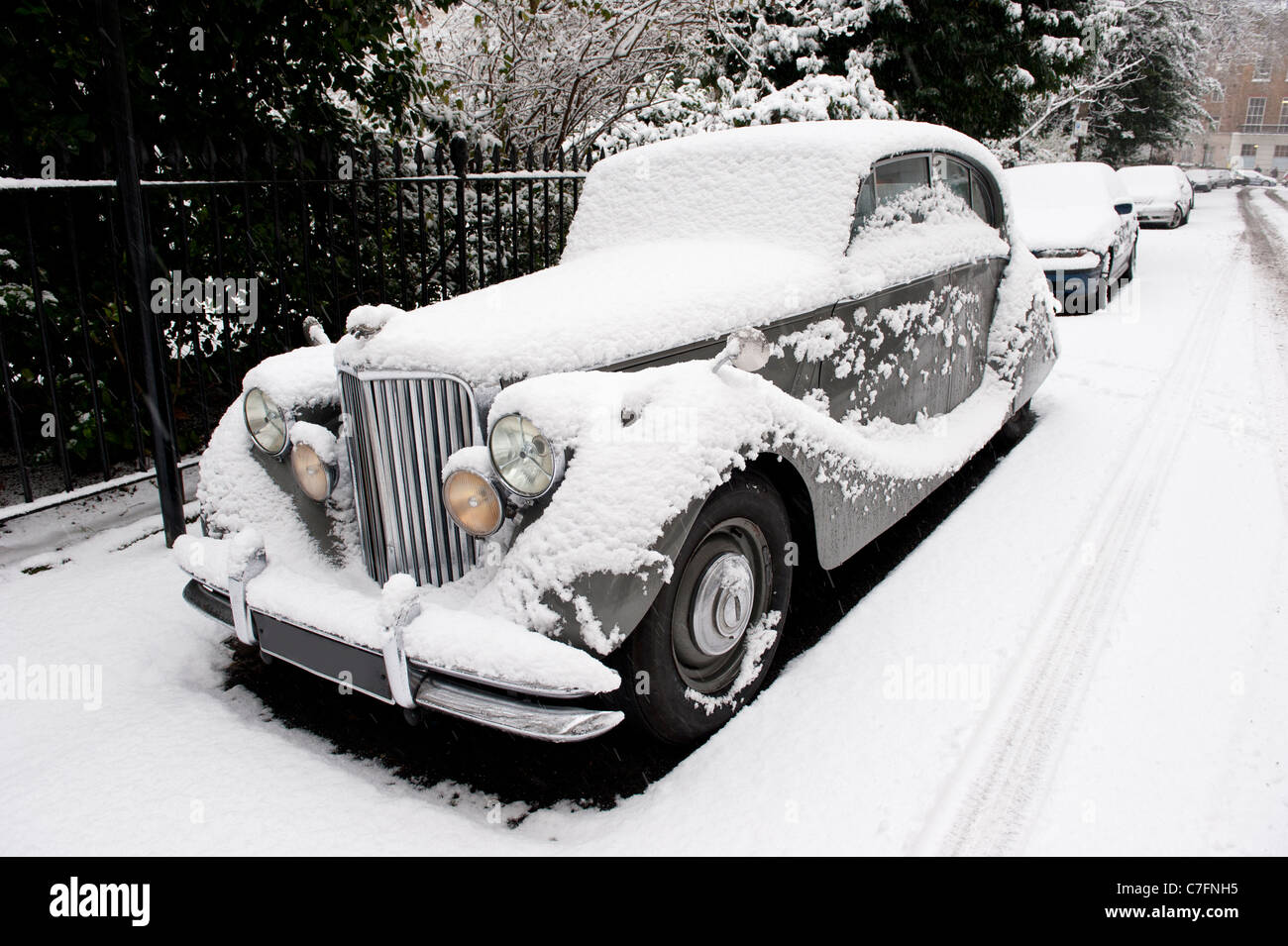 Classic Jaguar ricoperta di neve, Londra dicembre 2011, Inghilterra, Regno Unito Foto Stock