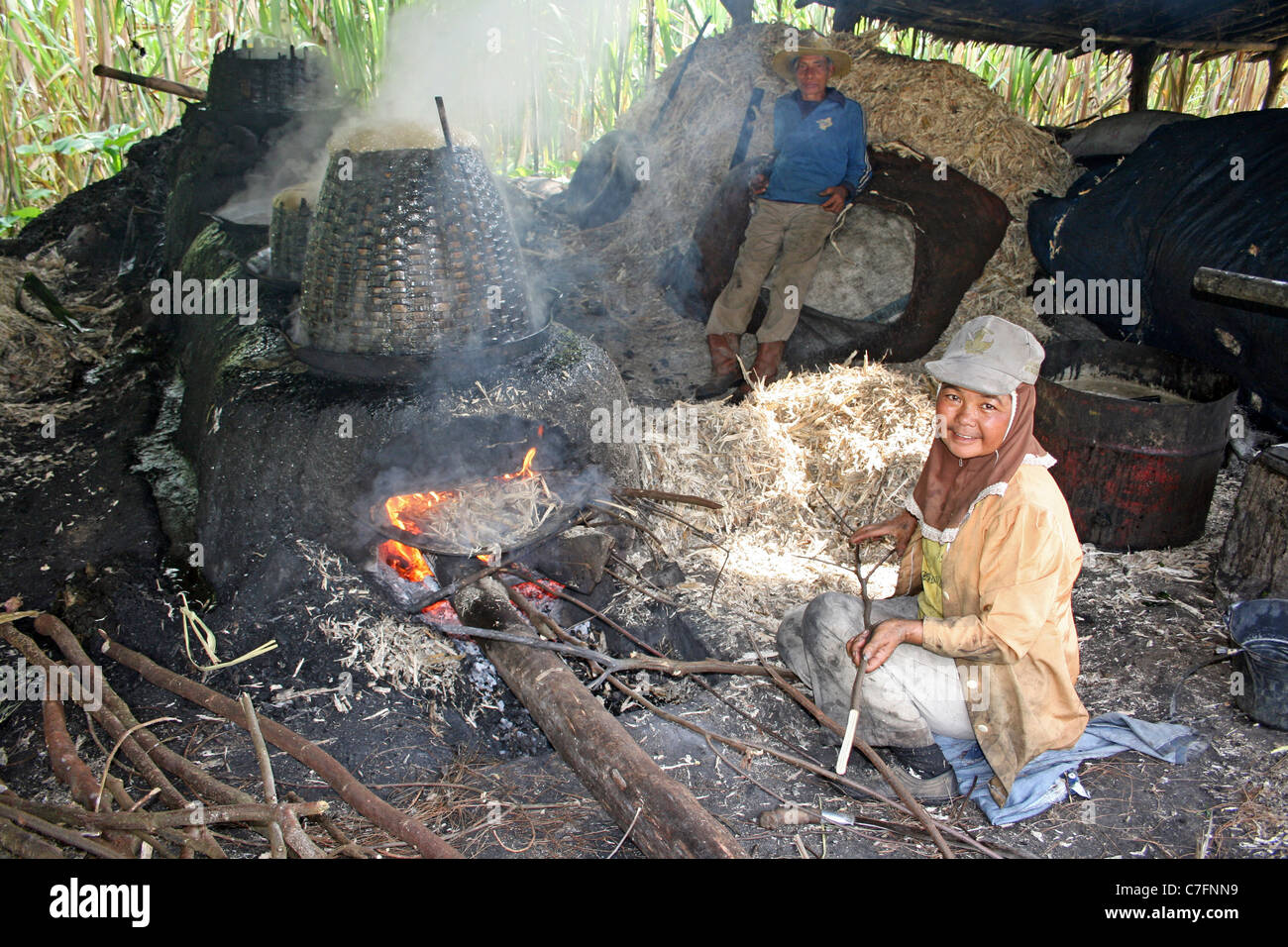 Villaggio di canna da zucchero del processo di raffinazione a Sumatra, Indonesia Foto Stock