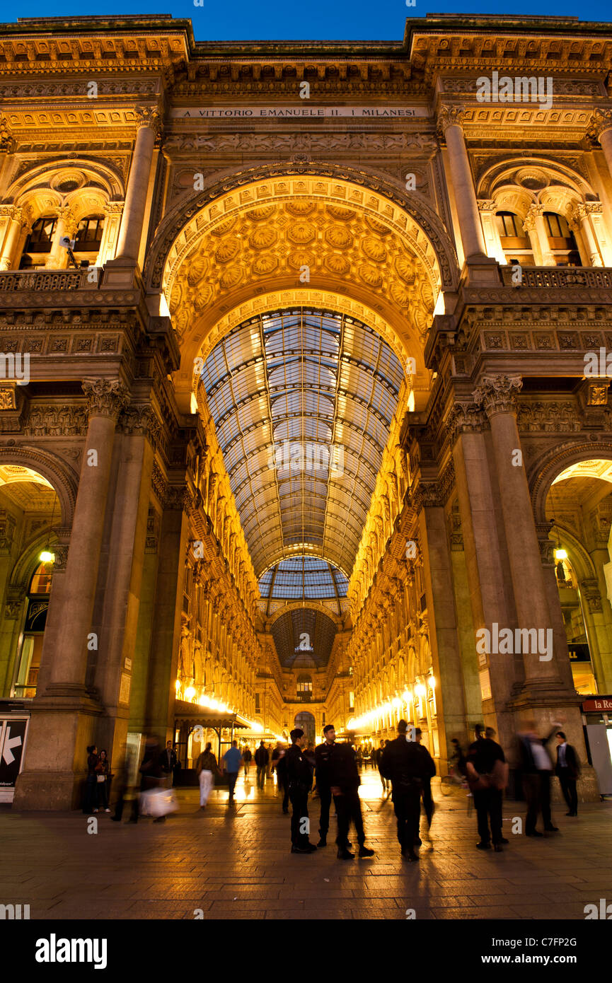 Galleria Vittorio Emanuele II shopping center al crepuscolo, Milano, Italia Foto Stock