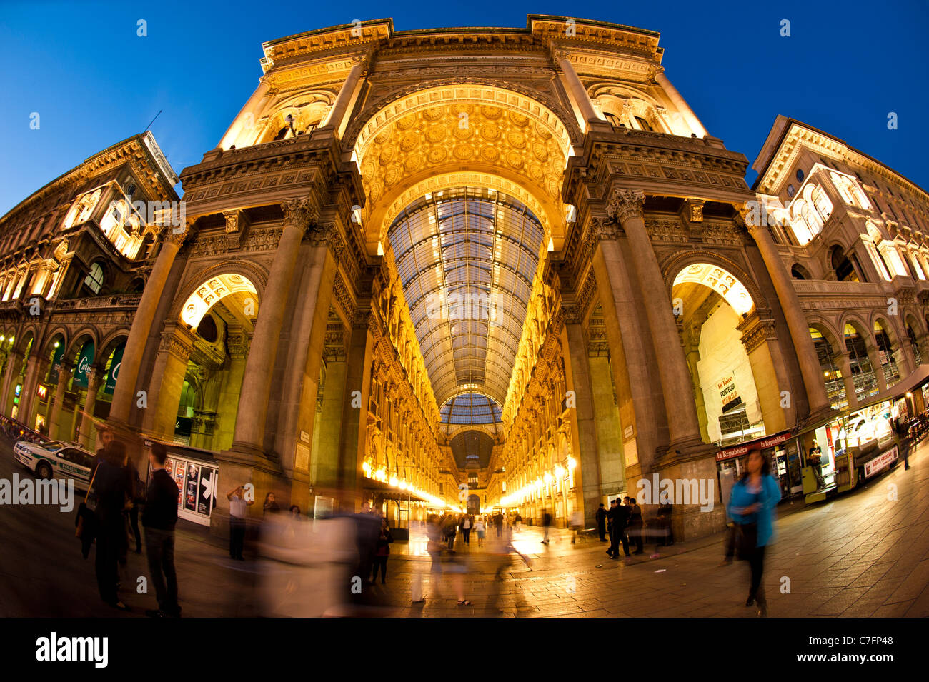 Galleria Vittorio Emanuele II shopping center al crepuscolo, Milano, Italia Foto Stock