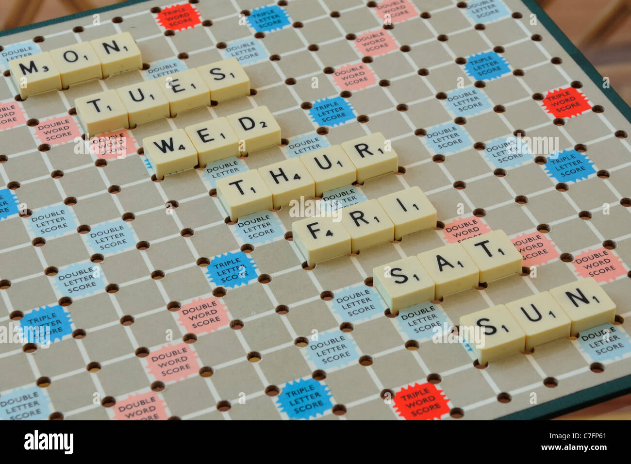 Scheda di Scrabble che mostra i giorni della settimana. Foto Stock