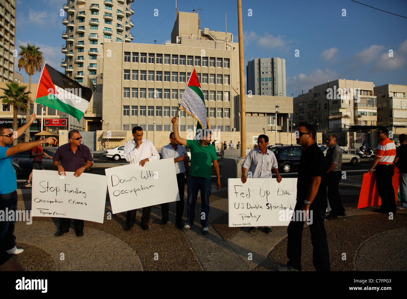 Gli arabi israeliani prendono parte a una protesta davanti all'ambasciata statunitense di Tel Aviv, Israele, che sventolava bandiere palestinesi e recava segnali che recitavano: "L'America è il burattino di Israele”, "Sì alla Palestina, no al veto degli Stati Uniti” il 20 settembre 2011. I palestinesi si preparano a presentare una richiesta formale di diventare il 194th membro delle Nazioni Unite, nonostante l'opposizione degli Stati Uniti e di Israele. Foto Stock