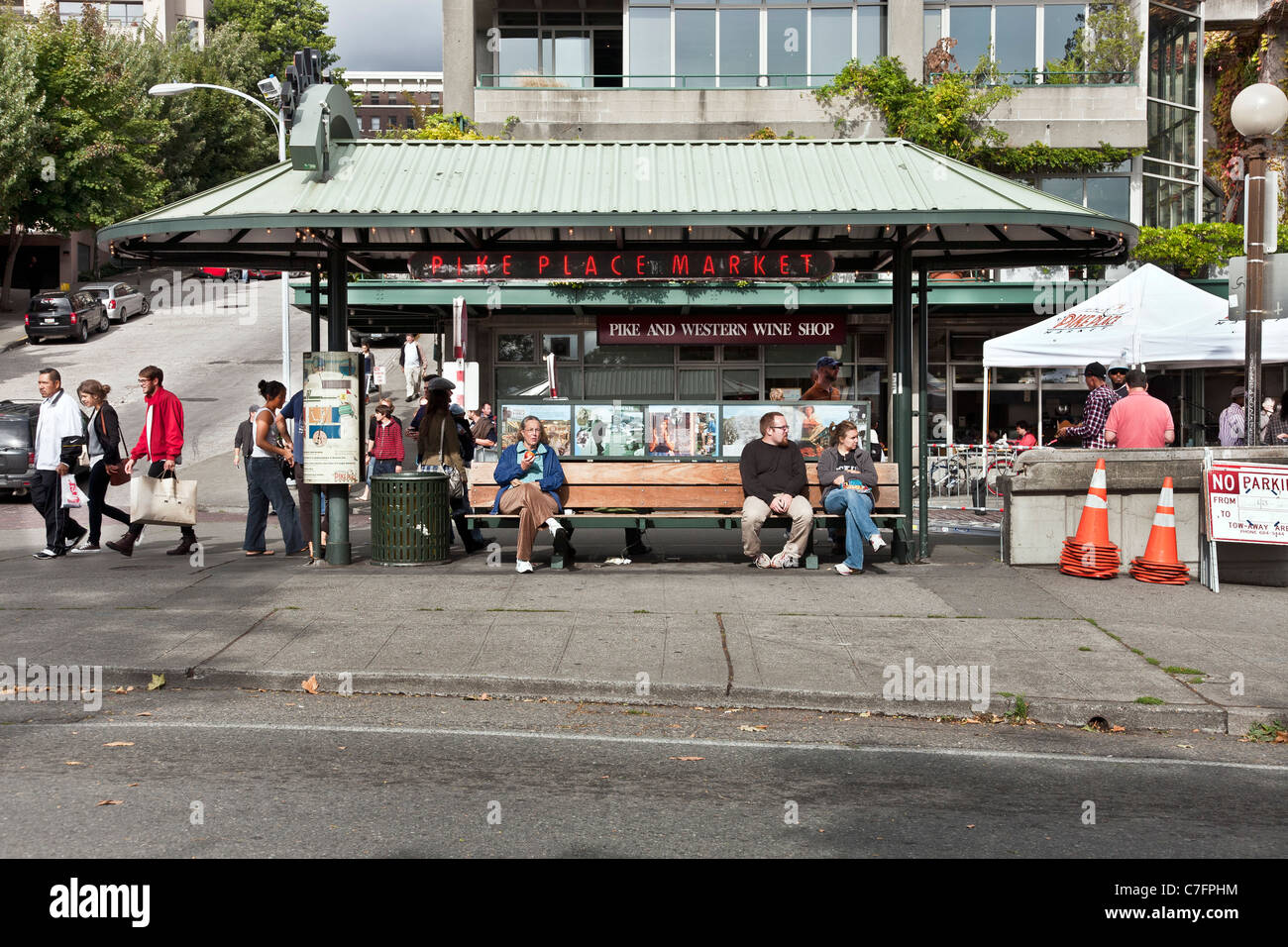 Passeggiando tra i pedoni possono godersi una pausa a questo rifugio con tetto in entrata nord di Pike Street Market Seattle Washington Foto Stock