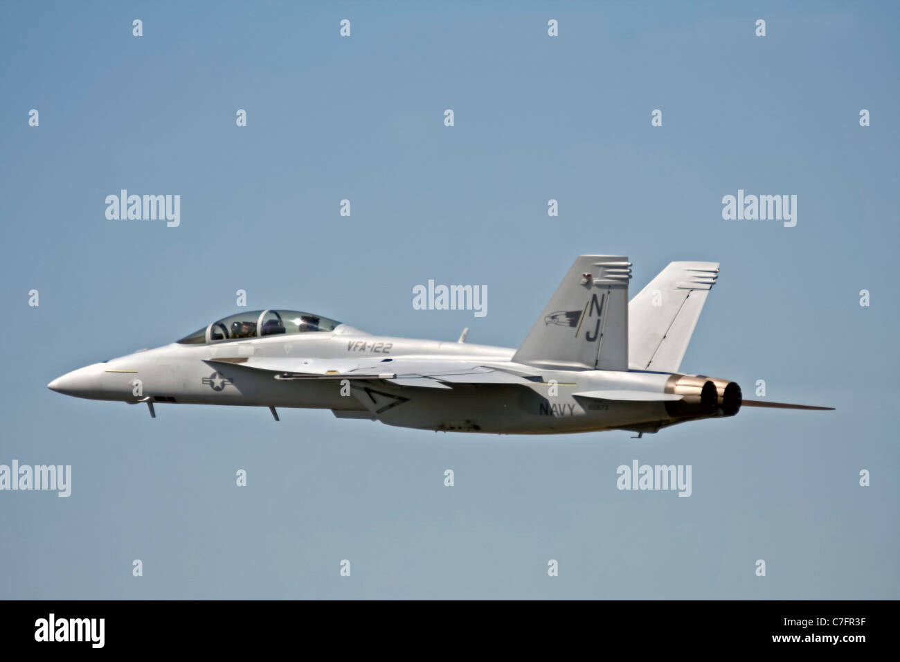 Marina degli Stati Uniti F-18 Hornet VFA-122 Fighter Bomber esegue presso il Royal International Air Tattoo Foto Stock