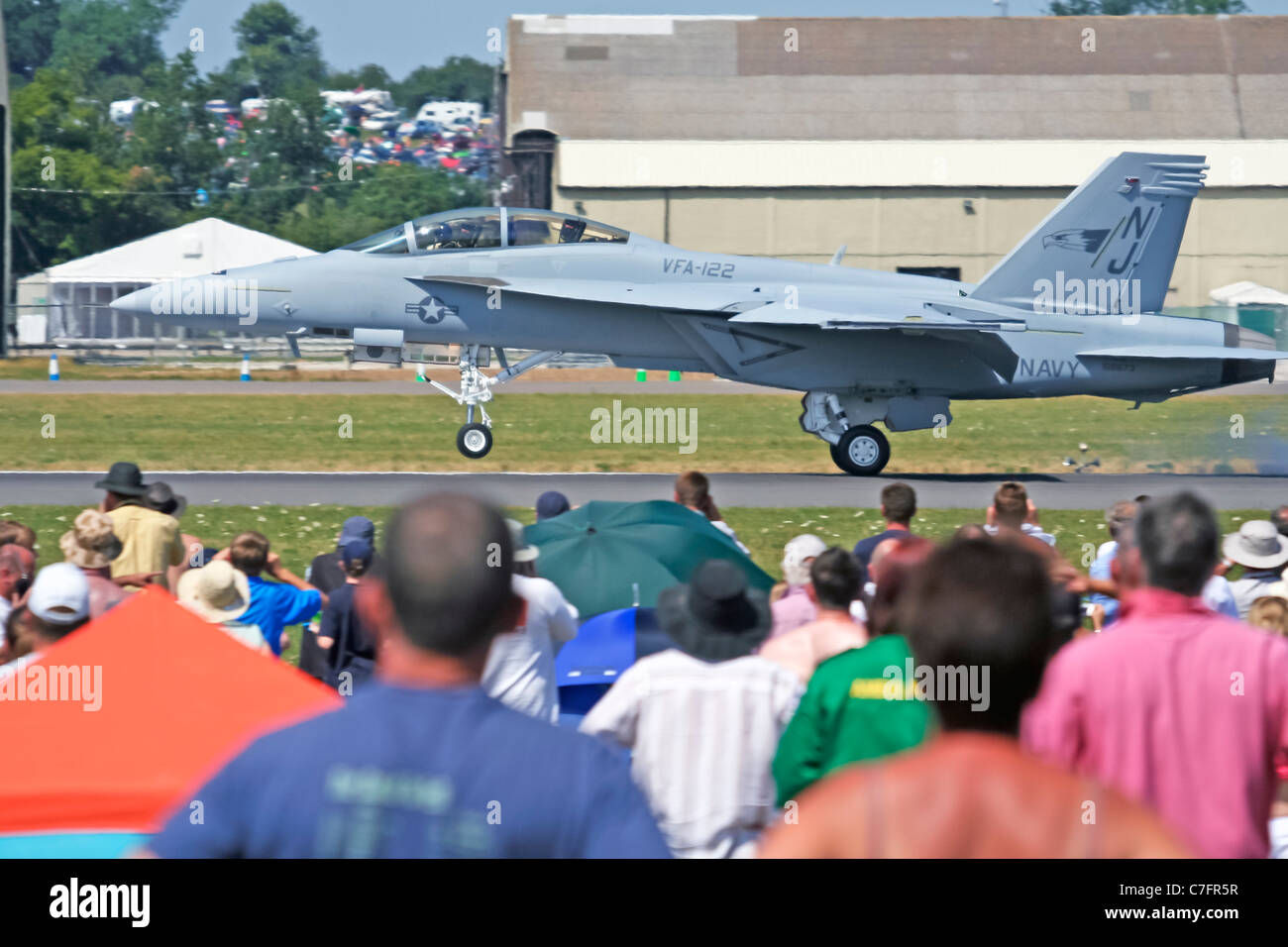 Marina degli Stati Uniti F-18 Hornet VFA-122 Fighter Bomber esegue presso il Royal International Air Tattoo Foto Stock