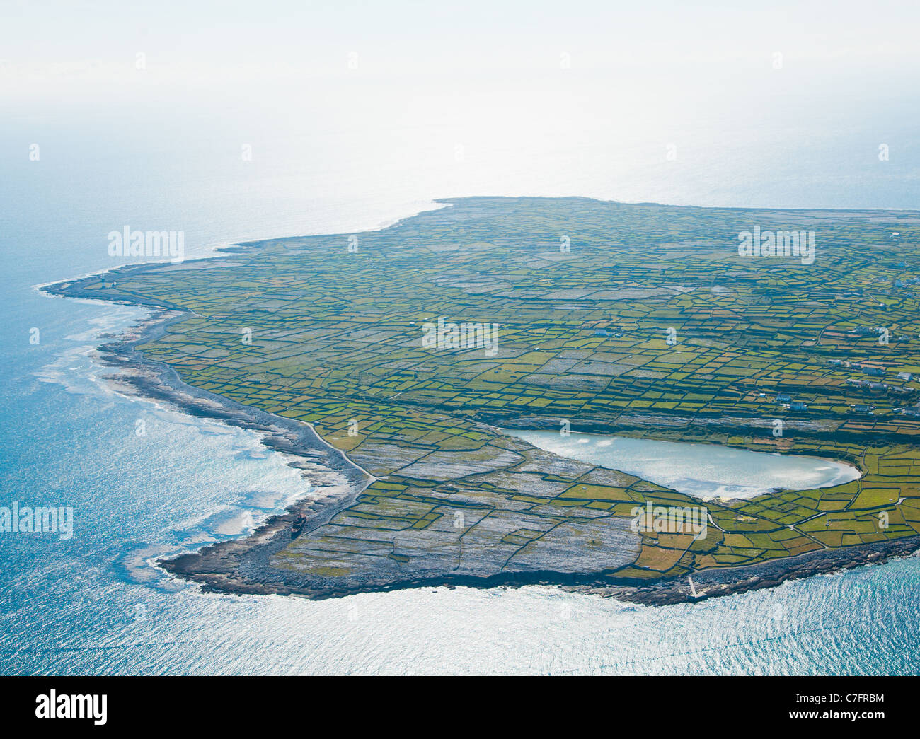 Paesaggio di antenna di Inisheer Island e il lago, parte delle Isole Aran, Irlanda. Foto Stock