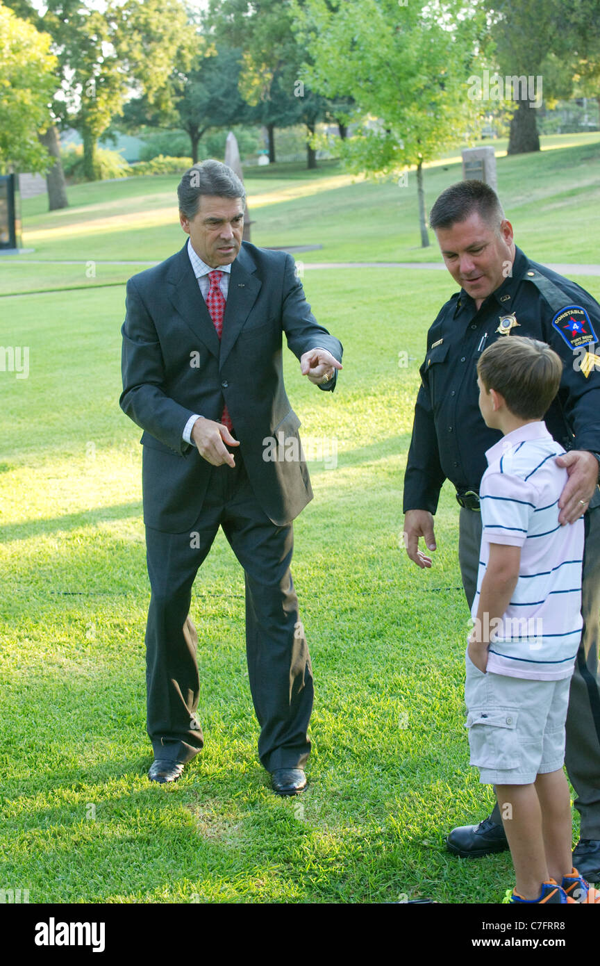 Texas Gov. Rick Perry saluta il figlio del funzionario di polizia dopo il servizio per il decimo anniversario degli attacchi terroristici dell'11 settembre Foto Stock