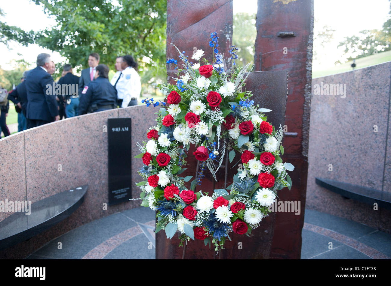 Rosso, bianco e blu fiore disposizione nella parte anteriore delle Torri  Gemelle Monumento a 9/11 memoriale di servizio al Texas cimitero di stato  Foto stock - Alamy