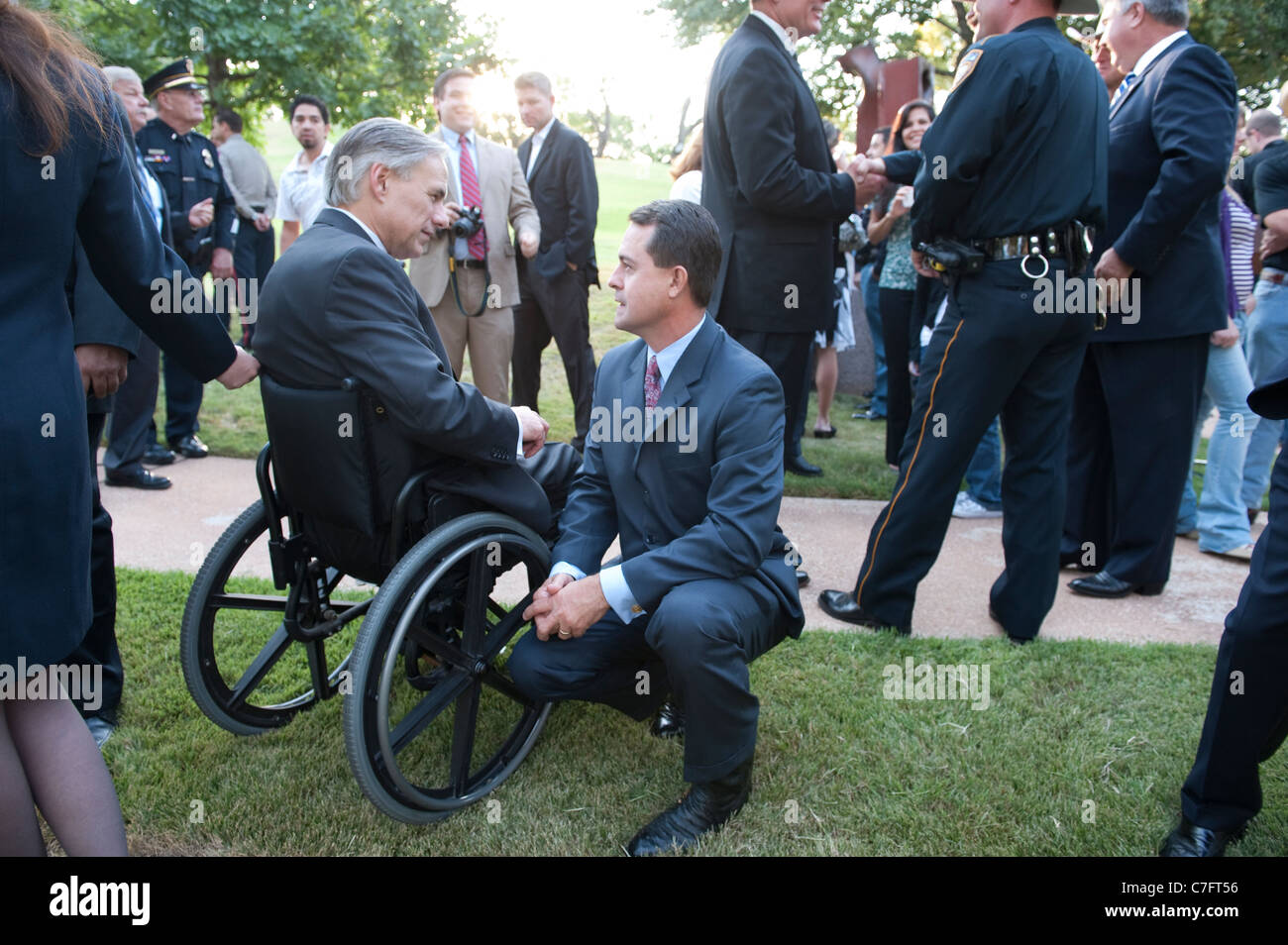 Texas Attorney General Greg Abbott (in sedia a rotelle) e il Commissario per l'agricoltura Todd punti metallici a una cerimonia commemorativa di Austin Foto Stock