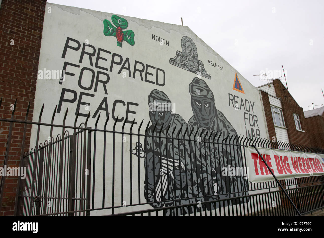 Belfast nord uvf ulster volunteer force parete lealisti pittura murale di Belfast nord Irlanda del Nord Foto Stock
