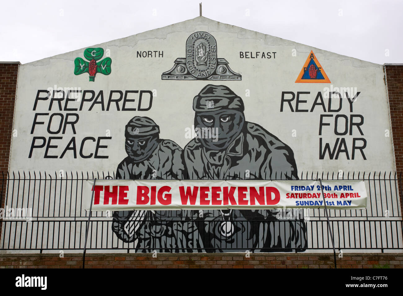 Belfast nord uvf ulster volunteer force parete lealisti pittura murale di Belfast nord Irlanda del Nord Foto Stock