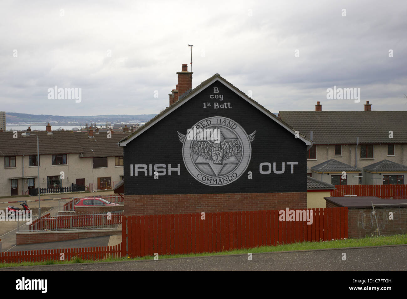 Mano rossa commando irlandese lealisti fuori muro dipinto murale rathcoole newtownabbey Irlanda del Nord Foto Stock