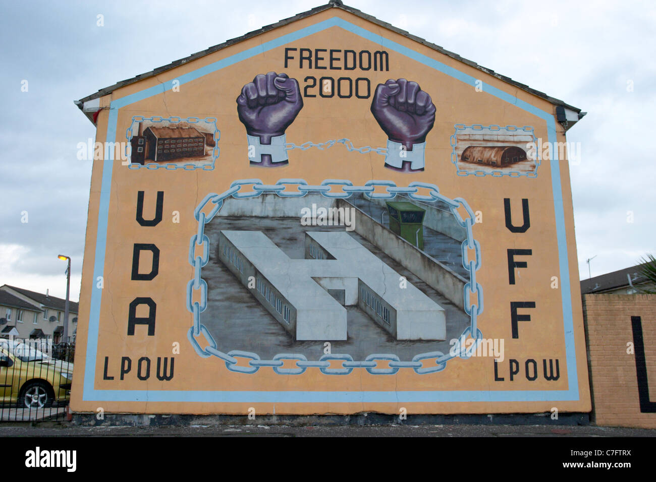Uda e uff lealisti blocco h prigionieri parete lpow pittura murale di west belfast Irlanda del Nord Foto Stock