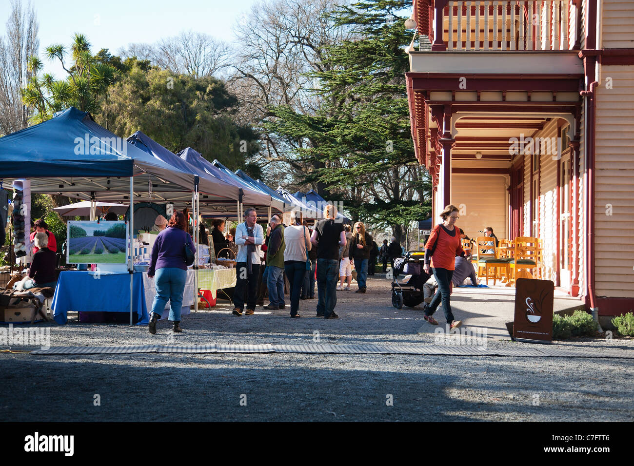 Le persone al Riccarton mercato all'aperto nel giardino di casa Riccarton, Christchurch, Canterbury, South Island, in Nuova Zelanda. Foto Stock