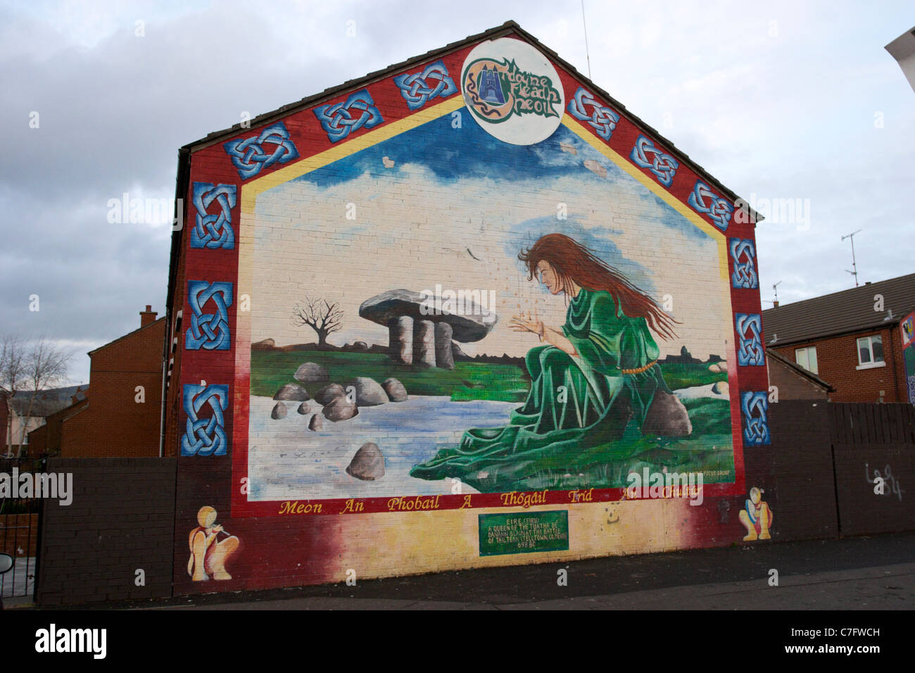 Eire regina mitologica ardoyne parete repubblicano pittura murale di west belfast Irlanda del Nord Foto Stock