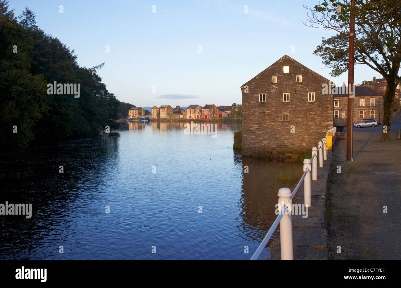 Il vecchio magazzino sul fiume lennon ramelton County Donegal Repubblica di Irlanda Foto Stock