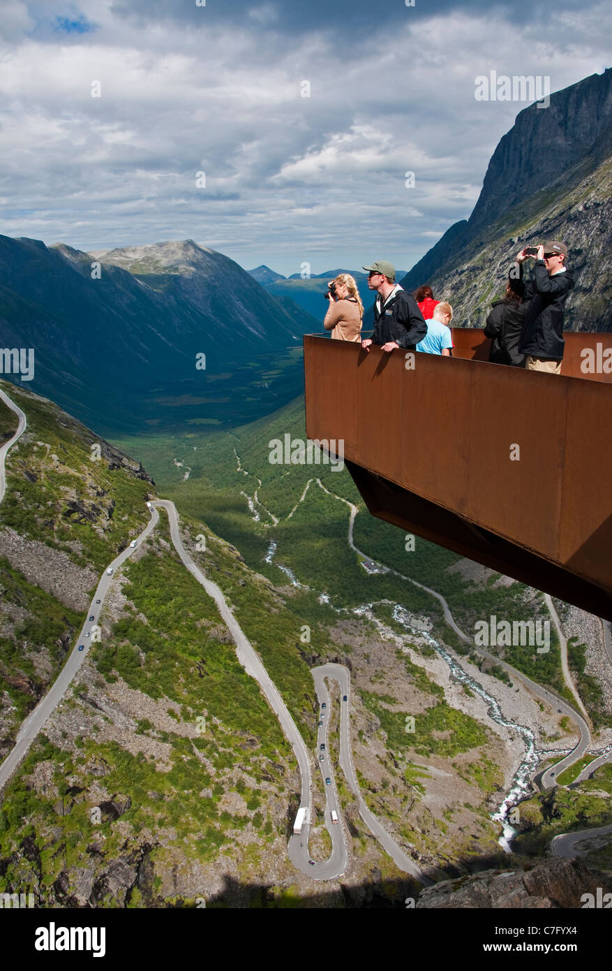 Panoramica della piattaforma di osservazione che si affaccia Trollstigen (Troll la scaletta) switchback strada di montagna in Norvegia Alpi Romsdal Foto Stock