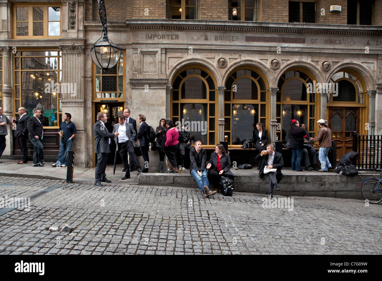 Persone di fronte alla barra a Londra, Inghilterra Foto Stock