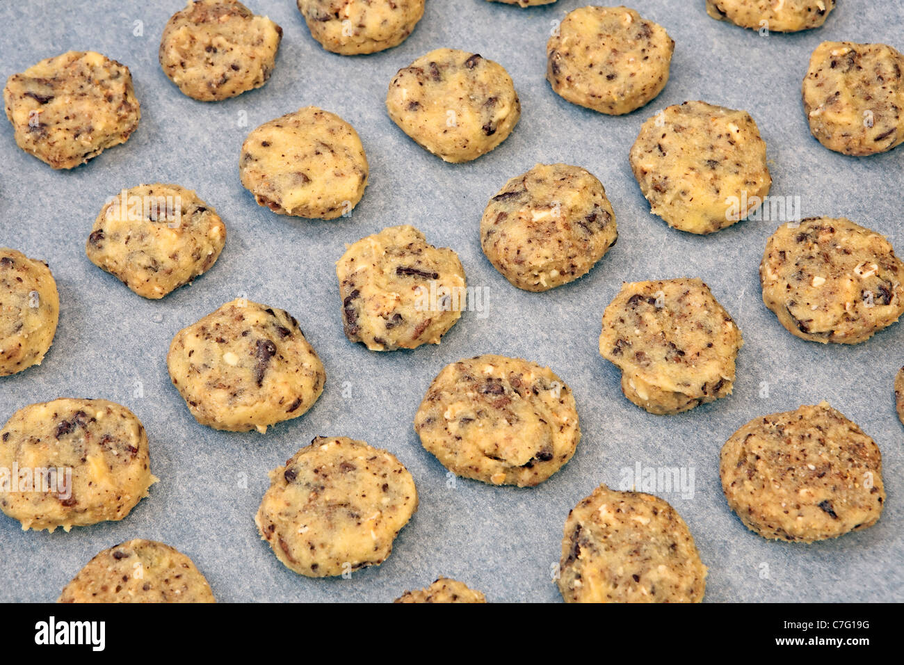 Crudi biscotti al cioccolato su una placca da forno Foto Stock
