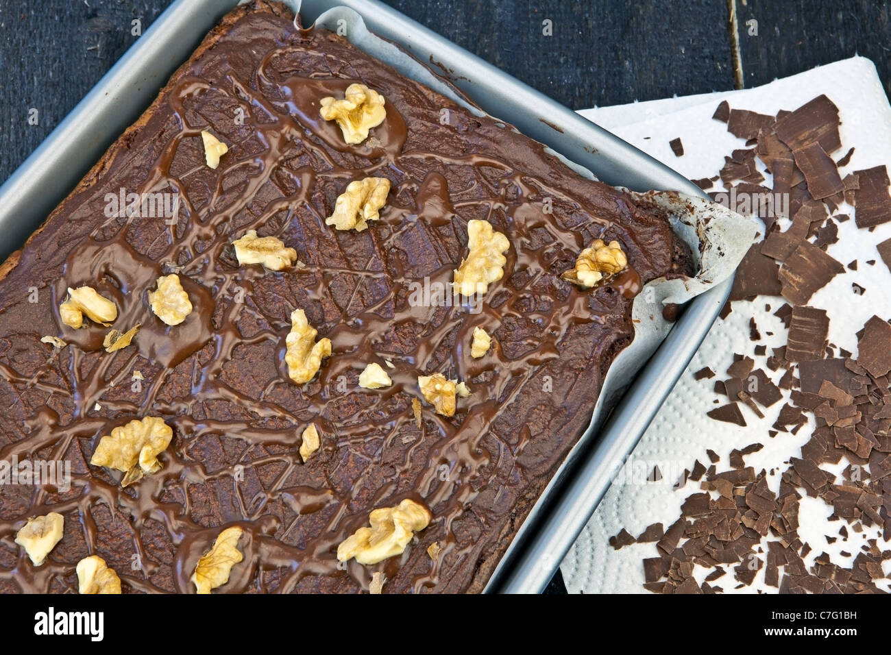Un brownie teglia con brownie al forno e decorate con le noci Foto Stock
